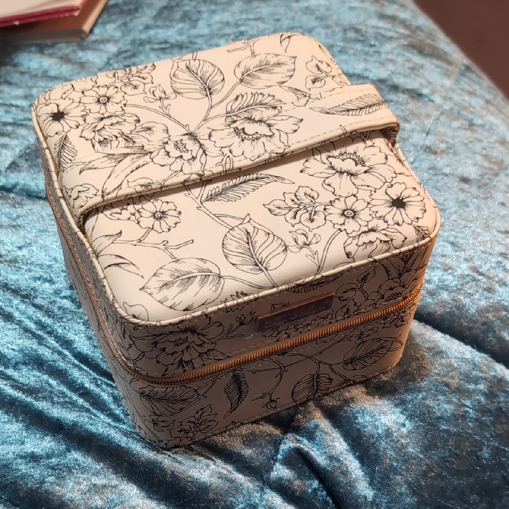 Floral Travel Jewelry Case - Cream with Black Sketch Print